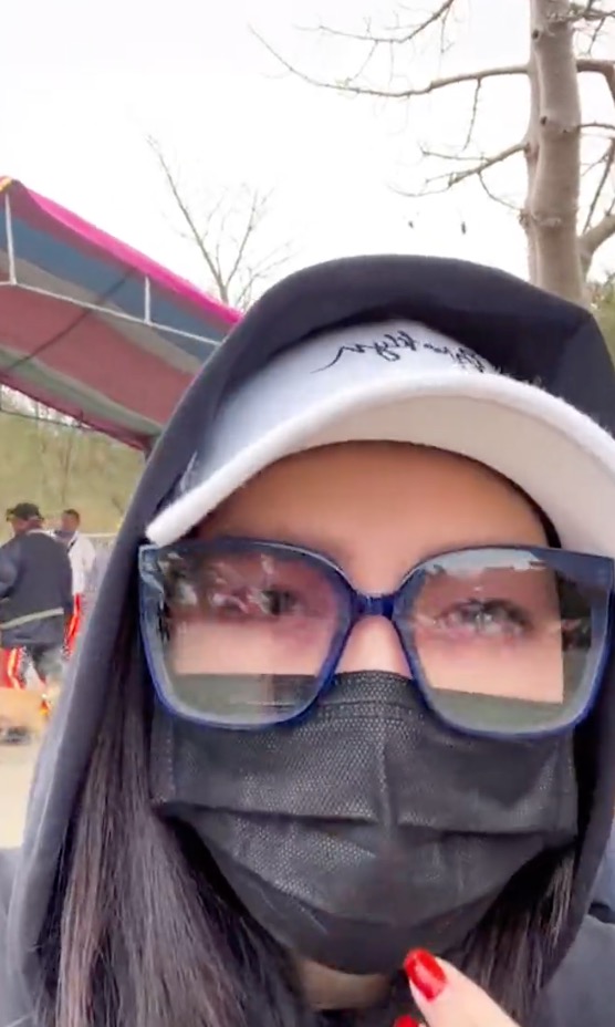 朋友 KTV 開心自拍竟多一個人？驚見恐怖陌生女尖叫逃開，真面目竟是歌后！