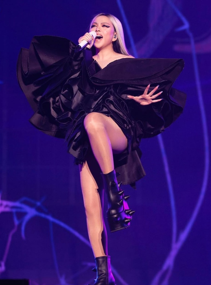 朋友 KTV 開心自拍竟多一個人？驚見恐怖陌生女尖叫逃開，真面目竟是歌后！