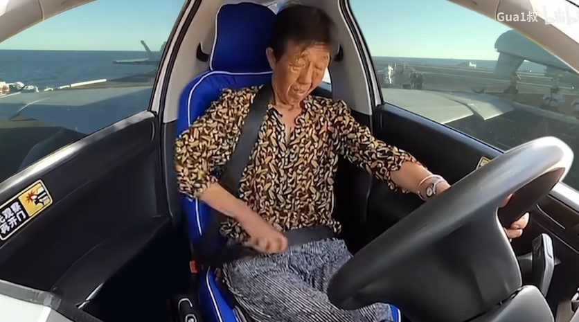 中國老奶奶考駕照「超中二打方向盤」姿勢爆紅，成為新一代萬用迷因