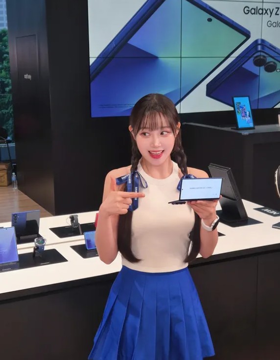 邊荷律嬌喊「制服真的變緊了！」喊話粉絲不要再送零食　反被神回這句