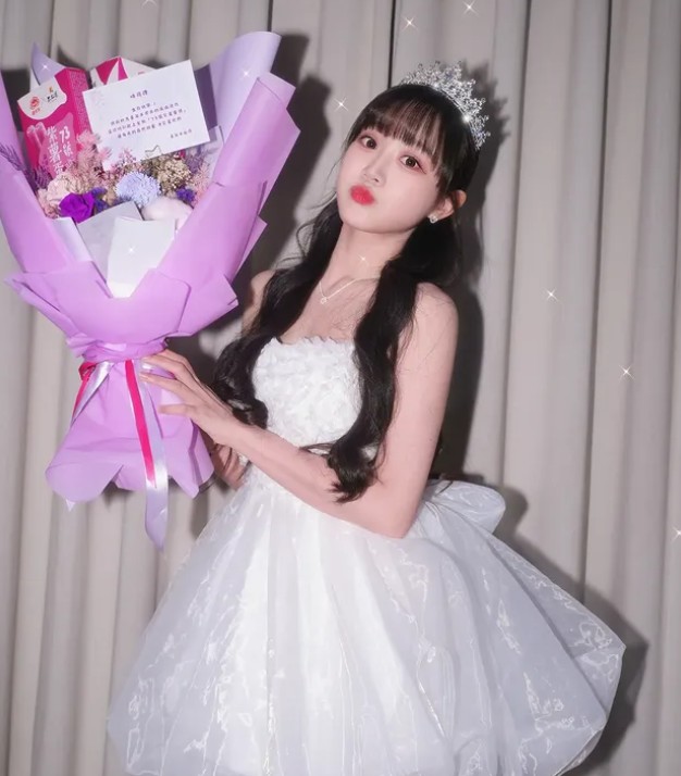 邊荷律嬌喊「制服真的變緊了！」喊話粉絲不要再送零食　反被神回這句