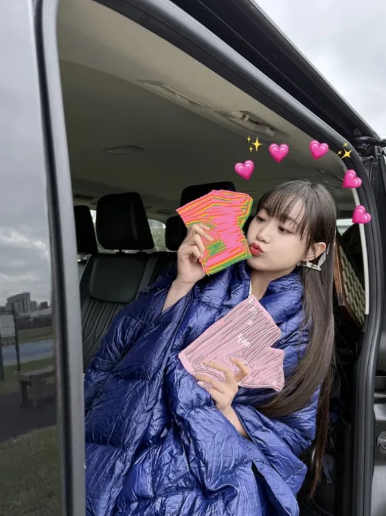 邊荷律嬌喊「制服真的變緊了！」喊話粉絲不要再送零食　反被神回這句