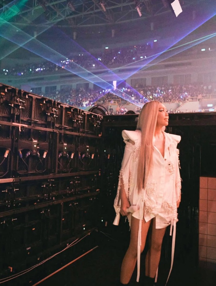 朋友 KTV 開心自拍竟多一個人？驚見恐怖陌生女尖叫逃開，真面目竟是歌后！