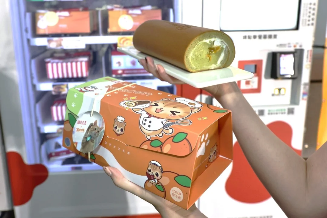 亞尼克YTM前進高雄捷運10站，聯名高雄捷運蜜柑站長，推出全台限量元氣蜜柑生乳捲，售價565元，引爆貓奴狂熱