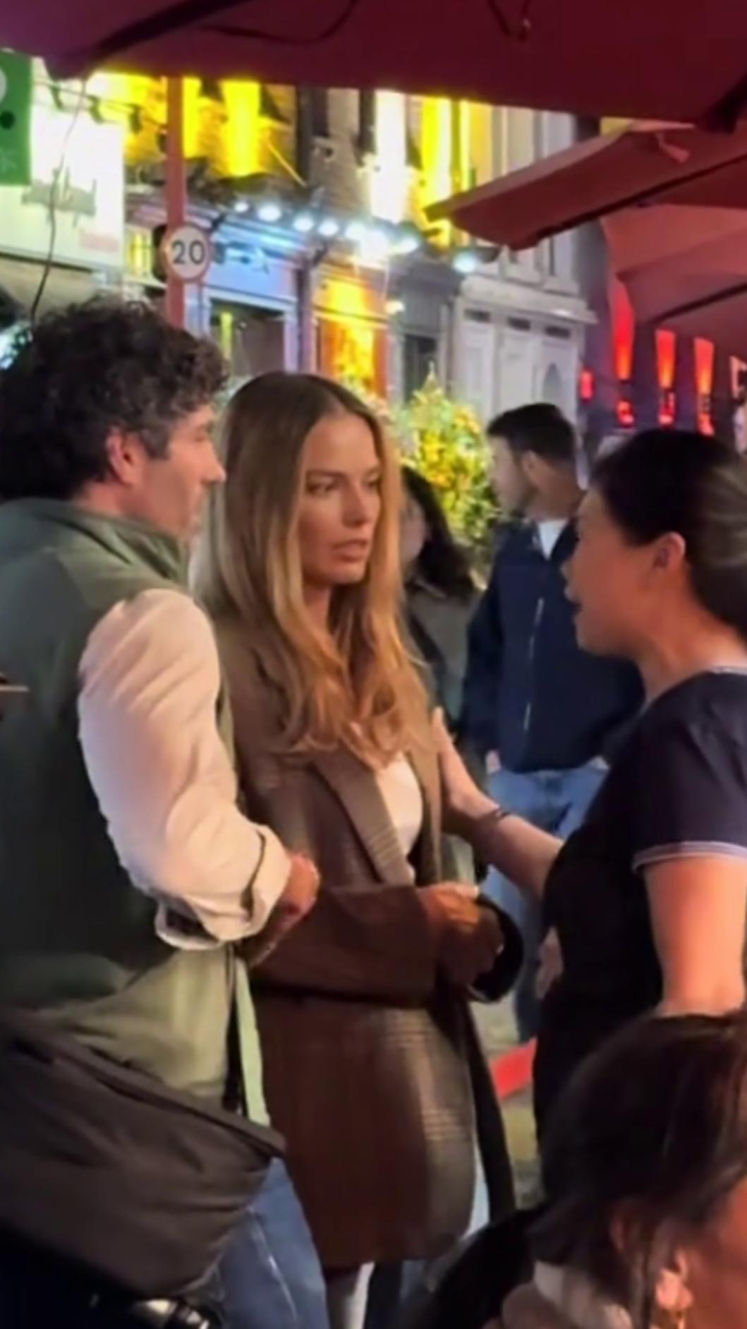 瑪格羅比近日造訪英國一間餐廳，卻被店員誤認成無名網紅。（圖：翻攝英國112.ua）