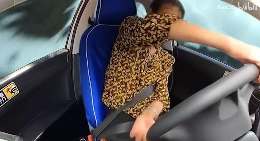 中國老奶奶考駕照「超中二打方向盤」姿勢爆紅，成為新一代萬用迷因