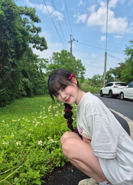 邊荷律嬌喊「制服真的變緊了！」喊話粉絲不要再送零食　反被神回這句