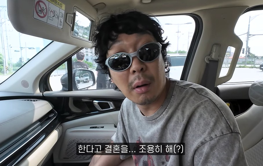 金鐘國拍下好友得知自己結婚消息的模樣，掀起討論。（圖：影片截圖）