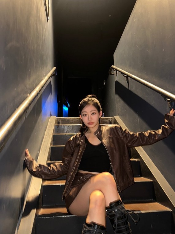 KISS OF LIFE 成員 Julie 監視器畫面遭外流　爆「秘戀小 3 歲男團成員」本尊首發聲