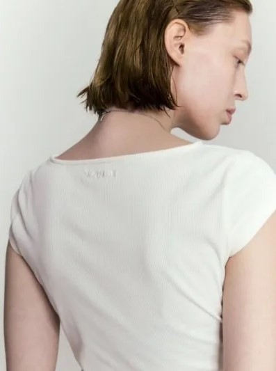 潤娥靠一件「小飛袖白 T」圈粉！《暴君的廚師》上班路造型太仙氣，細節小心機網友全淪陷