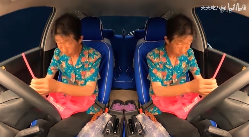 中國老奶奶考駕照「超中二打方向盤」姿勢爆紅，成為新一代萬用迷因