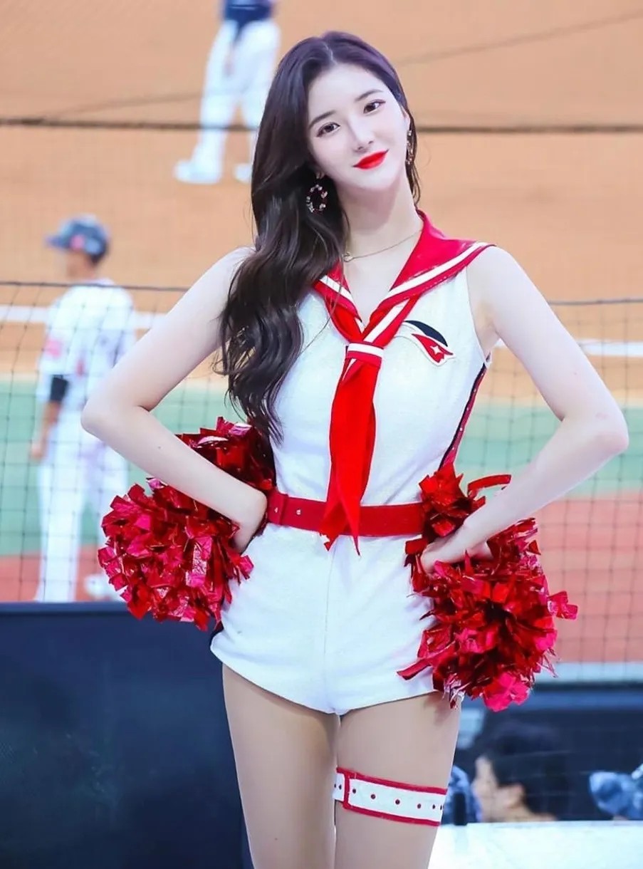 「最頂啦啦隊」金海莉出沒桃園街頭！為亞洲職棒交流賽首次訪台，過往曾是女團偶像！