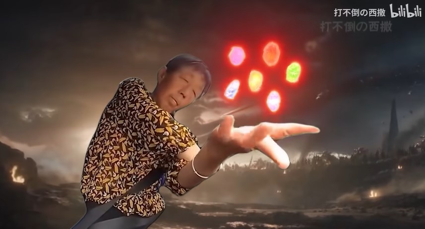 中國老奶奶考駕照「超中二打方向盤」姿勢爆紅，成為新一代萬用迷因