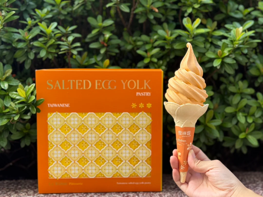 7-ELEVEN自有人氣品牌雪淋霜霜淇淋自10月1日起至10月28日止攜手蛋黃酥秒殺名店「法朋烘焙甜點坊」，首度聯名開發推出節慶限定「蛋黃酥霜淇淋」