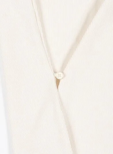 潤娥靠一件「小飛袖白 T」圈粉！《暴君的廚師》上班路造型太仙氣，細節小心機網友全淪陷