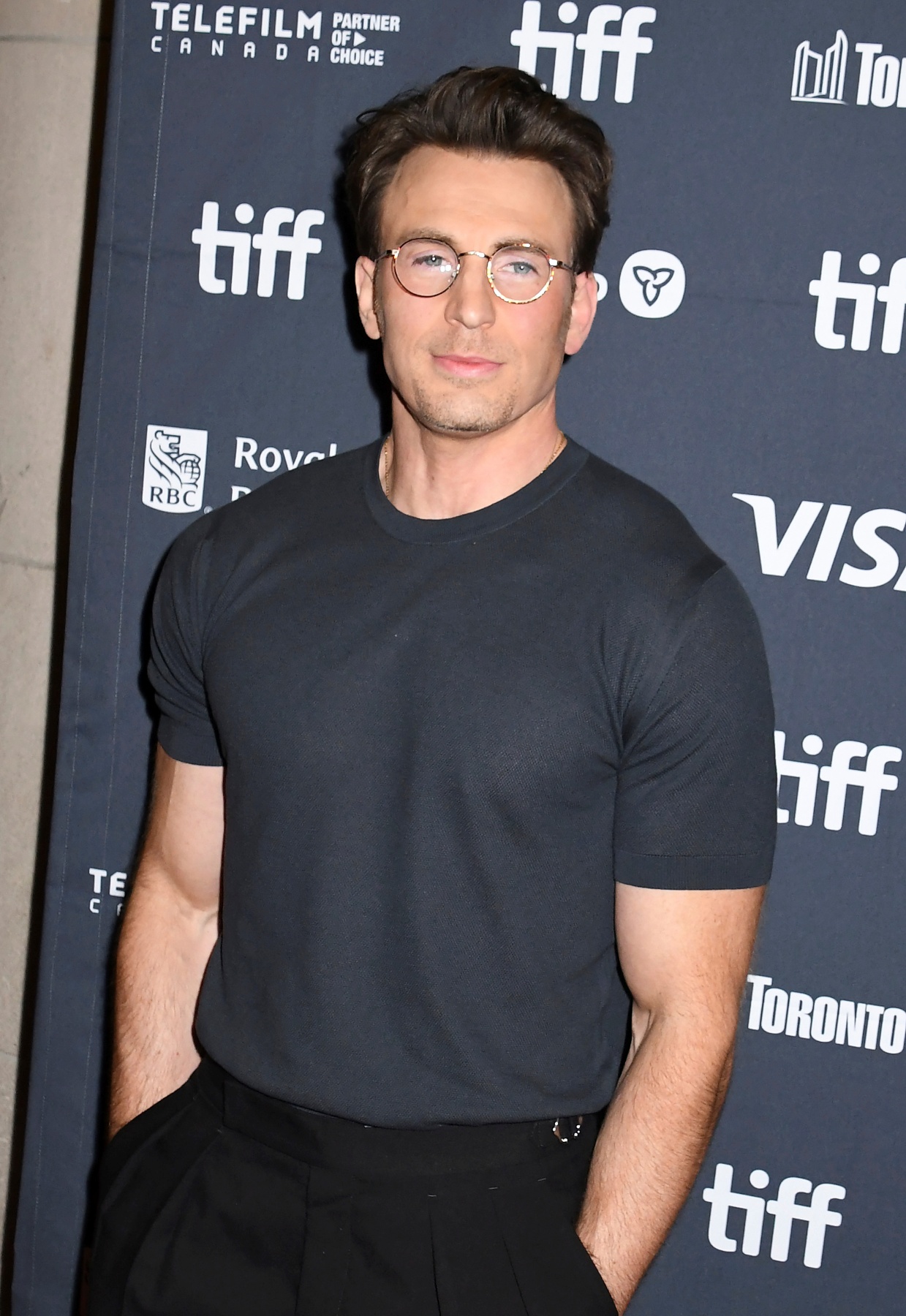 克里斯伊凡出席多倫多國際影展，精壯身材重返「美國隊長」時期的巔峰狀態