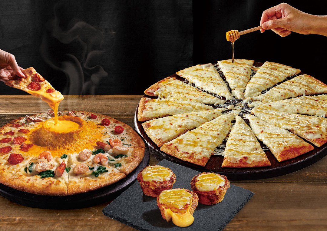 達美樂開學季推出17款超值優惠,起司火山披薩、經典熔岩披薩馬芬通通有折扣,一公斤起司巨無霸披薩只要699元,現省約900元!