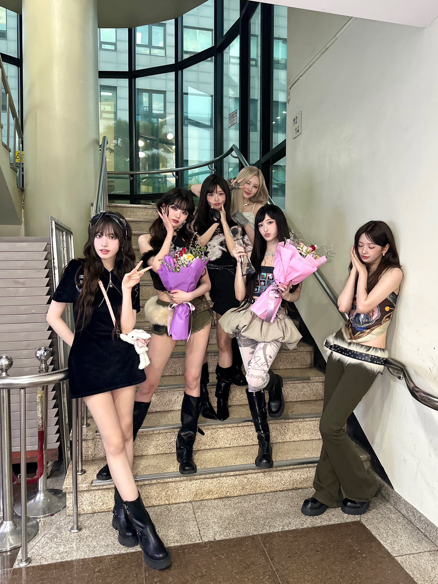 aespa KARINA、IVE 張員瑛雙女神首次同框！一起大跳〈XOXZ〉引發熱議！