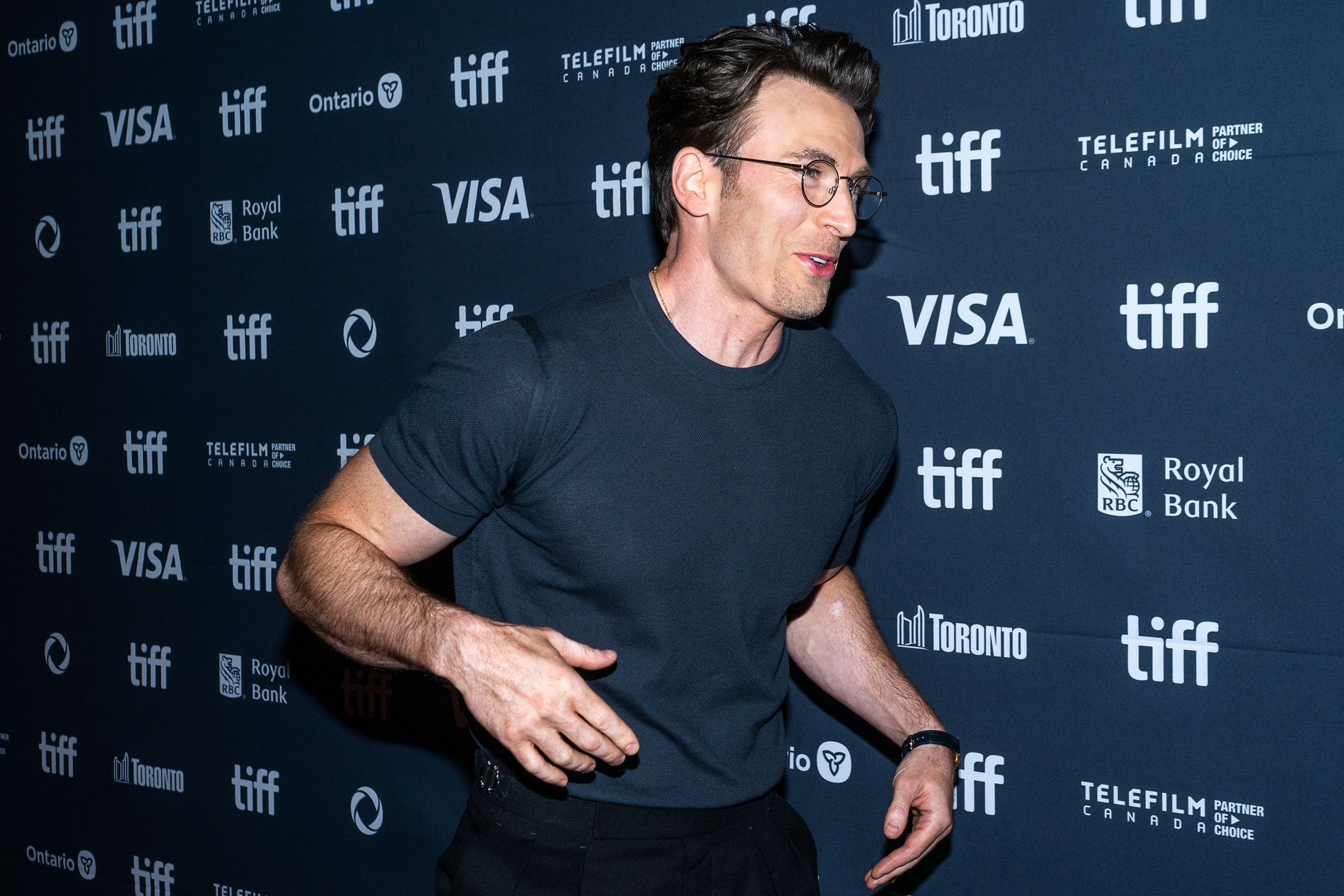 克里斯伊凡出席多倫多國際影展，精壯身材重返「美國隊長」時期的巔峰狀態