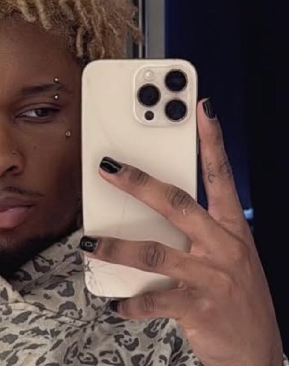 兩人手指上都有同樣的「Shhhh」刺青。