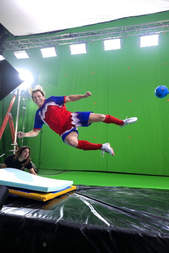 7 種「荷蘭弟」一次滿足！湯姆霍蘭德拍攝 LEGO 廣告上演超級變裝秀，從太空戰士到山羊鬍藝術家！