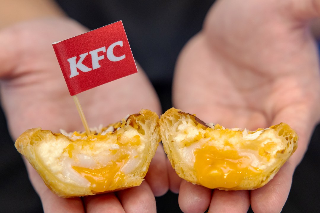 肯德基「奶皇流心Q蛋撻」以圓潤外型象徵中秋明月，內餡融合「熔岩奶皇流心」、「Q彈嫩麻糬」與「現烤酥脆撻皮」，帶來酥脆、滑順、彈嫩的三重口感驚喜