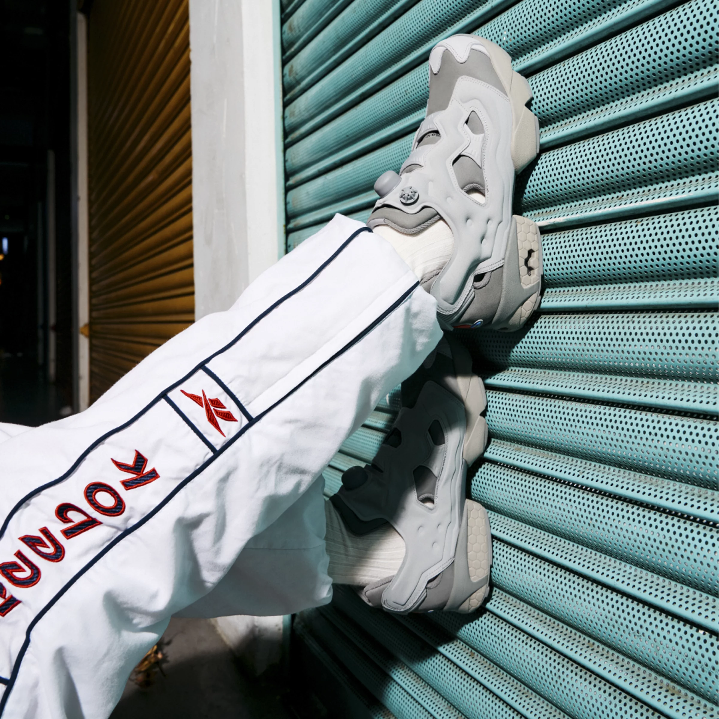 經典 PS1 配色永遠不敗！Reebok 攜手 Sony 打造 30 週年紀念鞋款