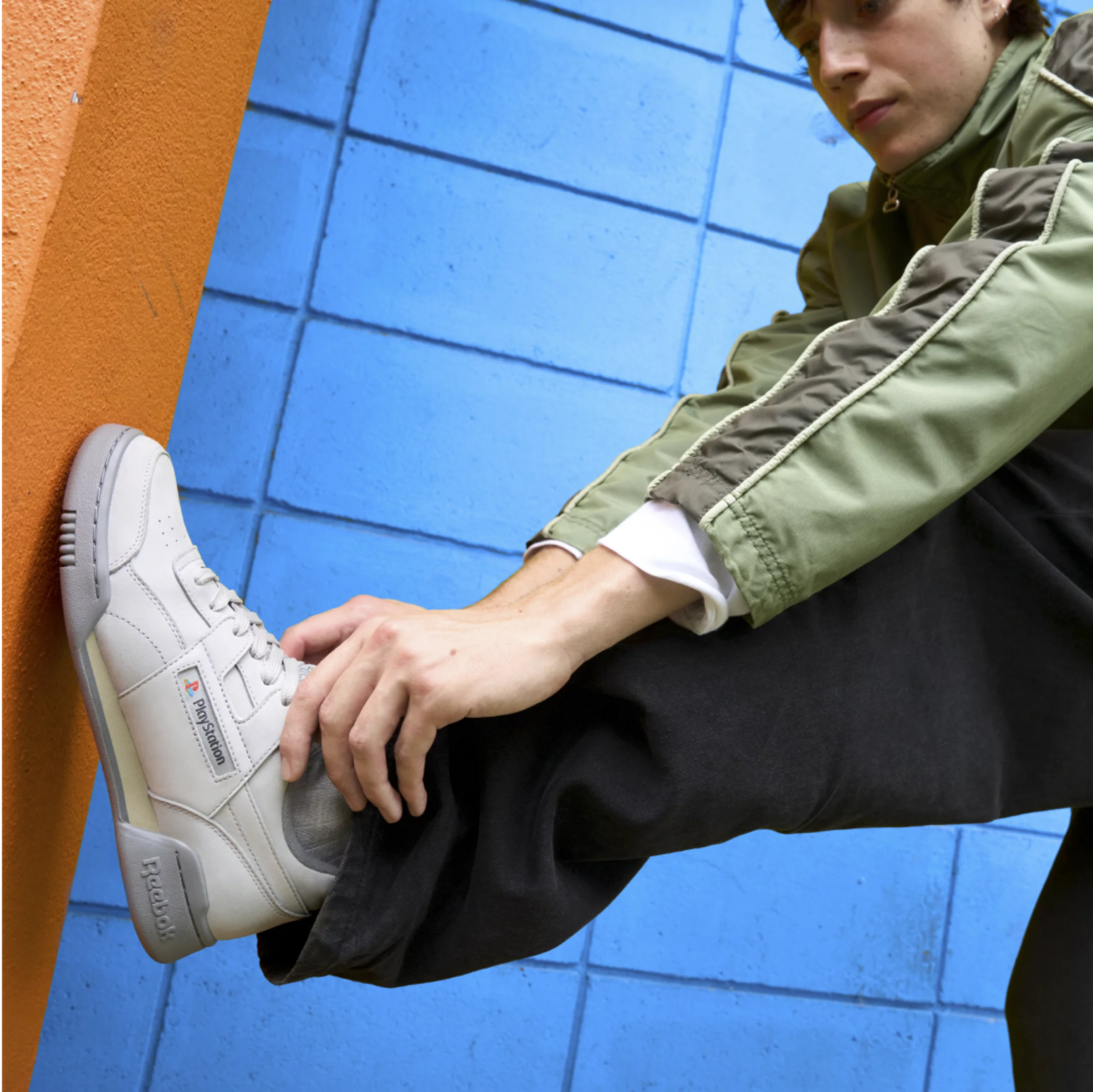 經典 PS1 配色永遠不敗！Reebok 攜手 Sony 打造 30 週年紀念鞋款