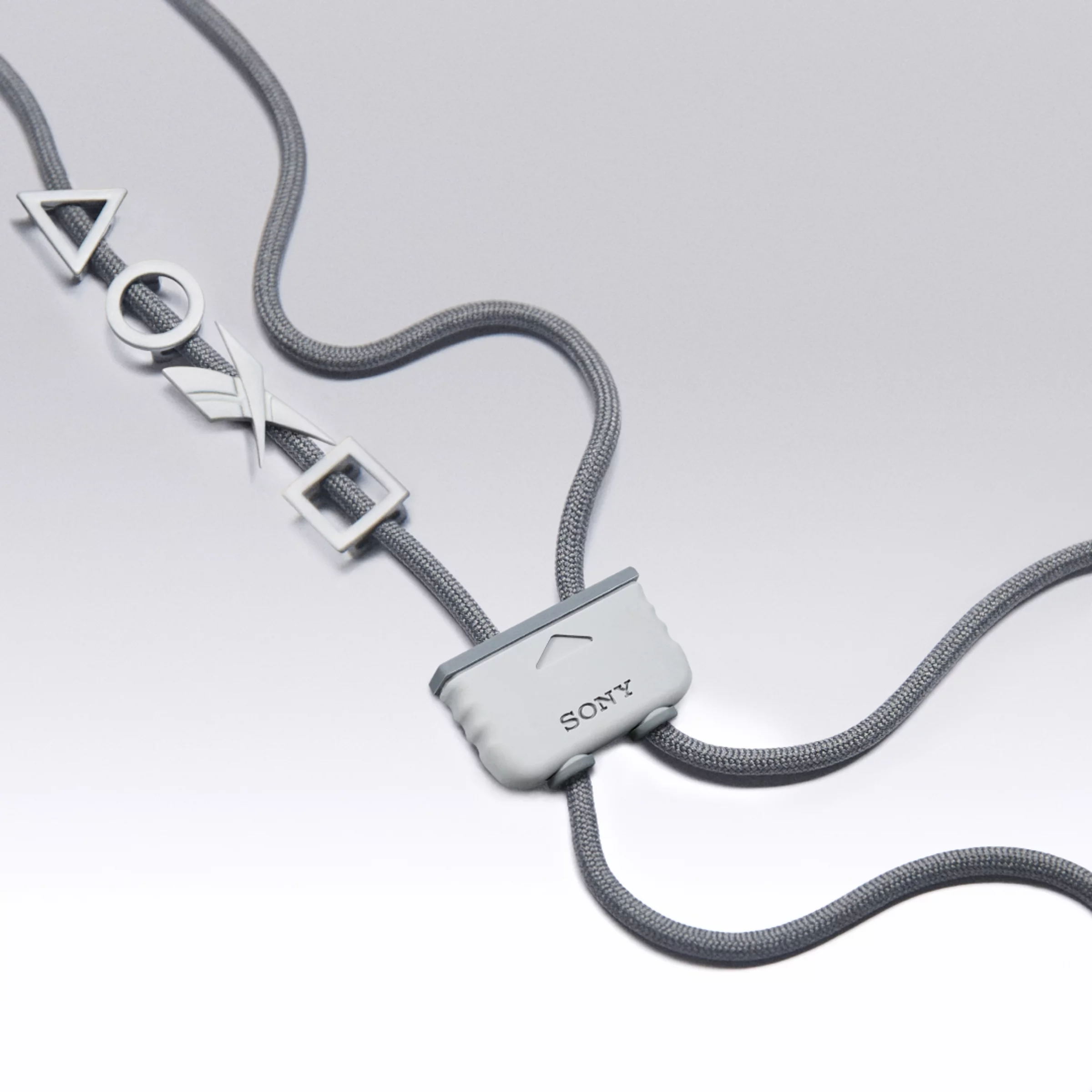 經典 PS1 配色永遠不敗！Reebok 攜手 Sony 打造 30 週年紀念鞋款