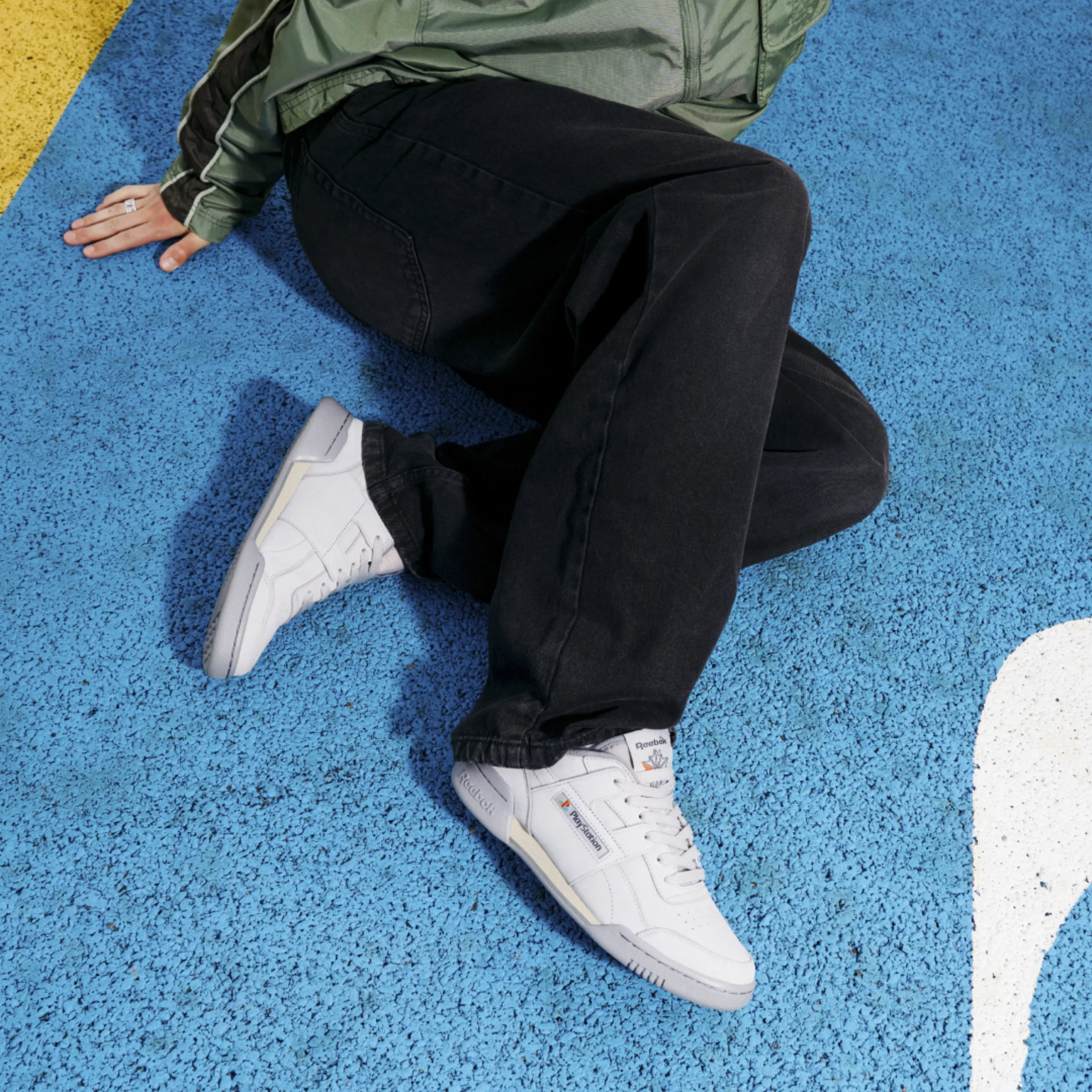 經典 PS1 配色永遠不敗！Reebok 攜手 Sony 打造 30 週年紀念鞋款