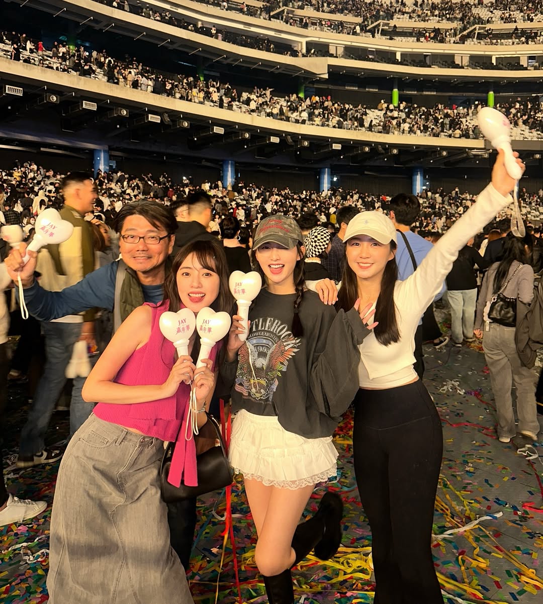 「最美校花」簡廷芮超正親妹結婚了！貼文爆哭感謝男友，三姊妹高顏值再受討論