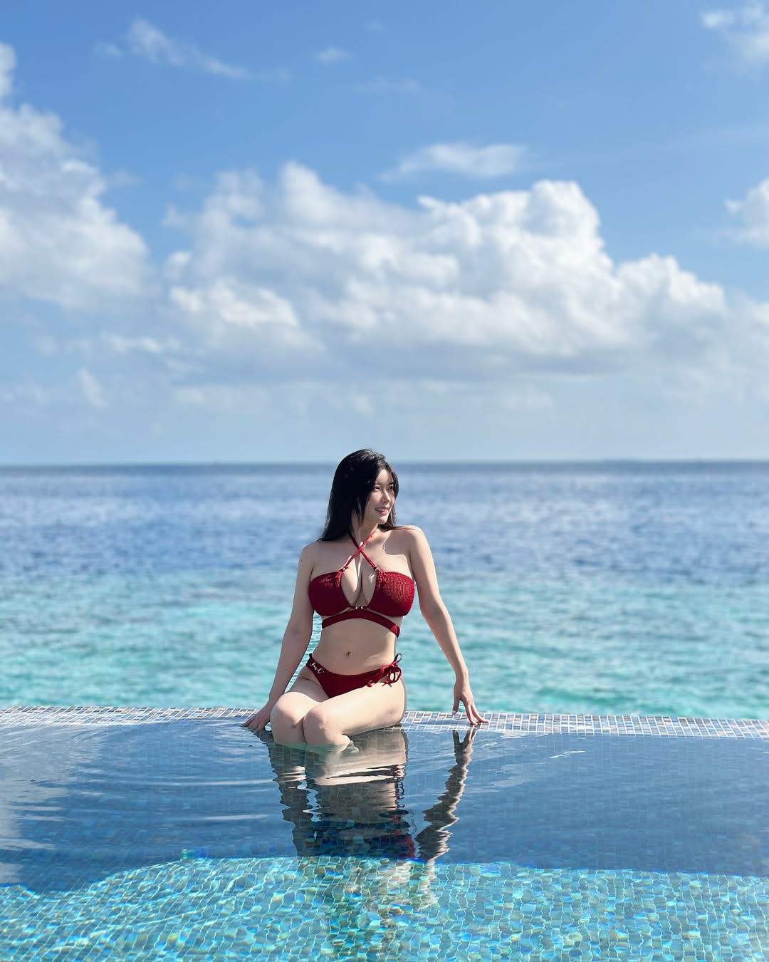 「最兇闆娘」姚采辰性感連發！中門大開性感熱舞電暈粉絲，超狂比基尼再加碼驚人腹肌！