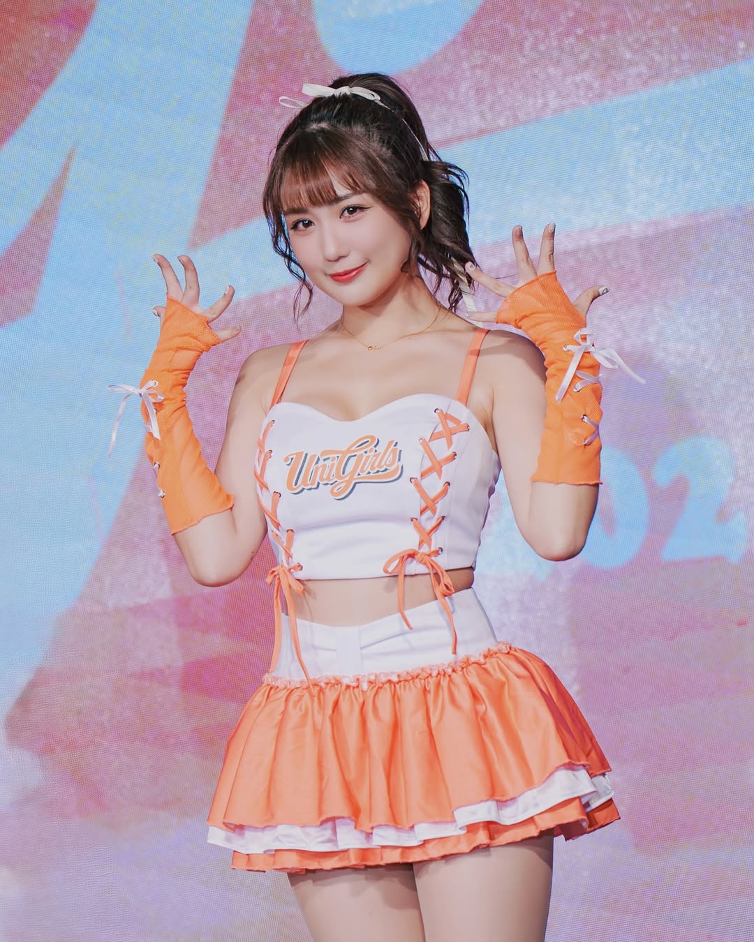 辣度超標！啦啦隊女神「冞冞」曬白嫩 UU，甜問粉絲：「可以獻出你的心臟嗎？」