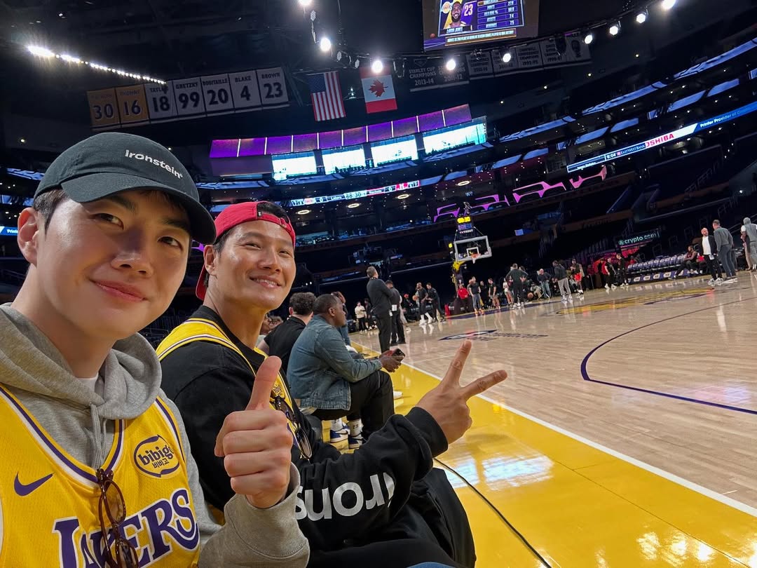 金鐘國錄下好友「得知婚訊第一秒表情！」15 年摯友哈哈愣了 30 秒哽咽回這句