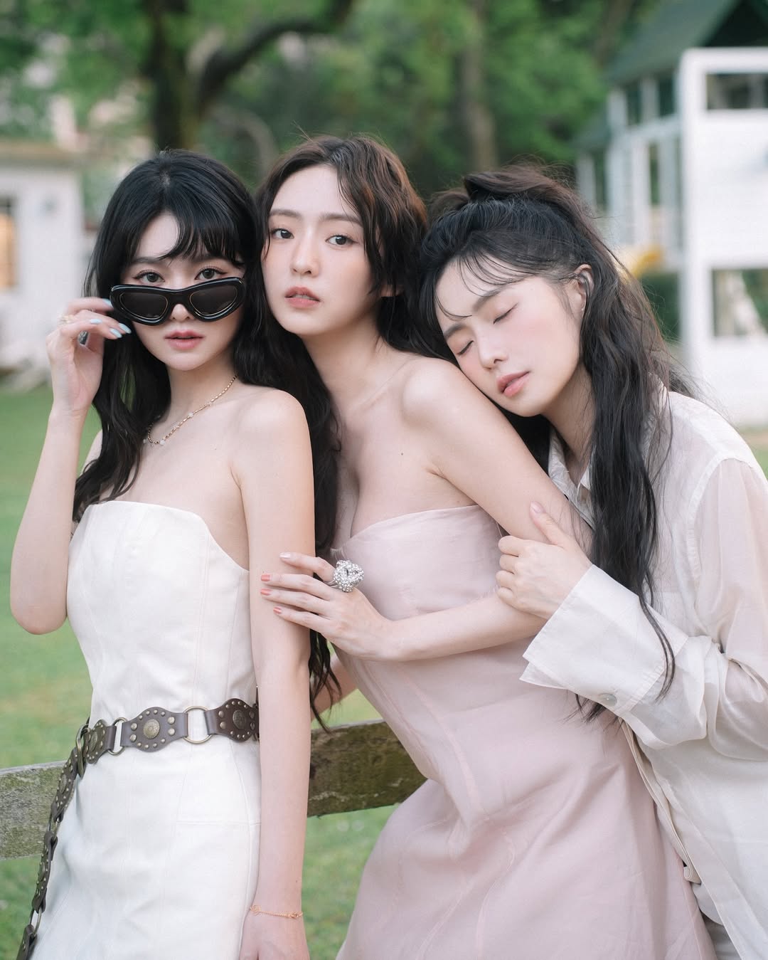 「最美校花」簡廷芮超正親妹結婚了！貼文爆哭感謝男友，三姊妹高顏值再受討論