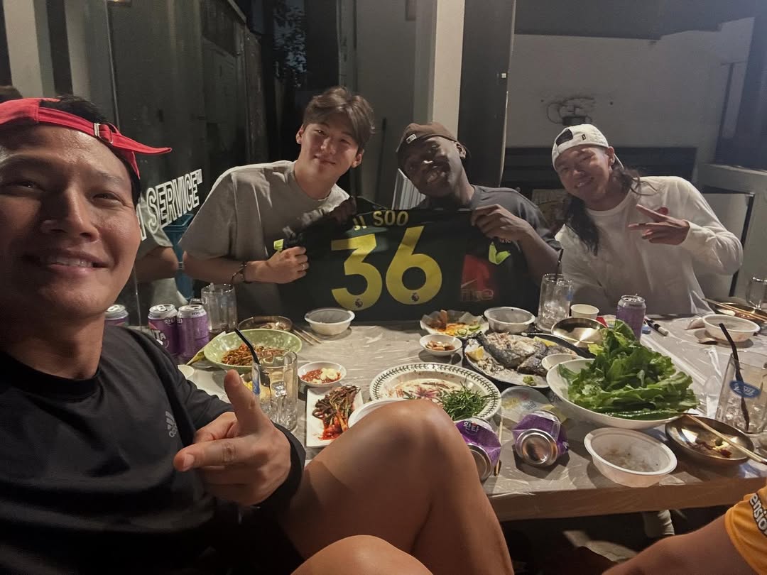 金鐘國錄下好友「得知婚訊第一秒表情！」15 年摯友哈哈愣了 30 秒哽咽回這句