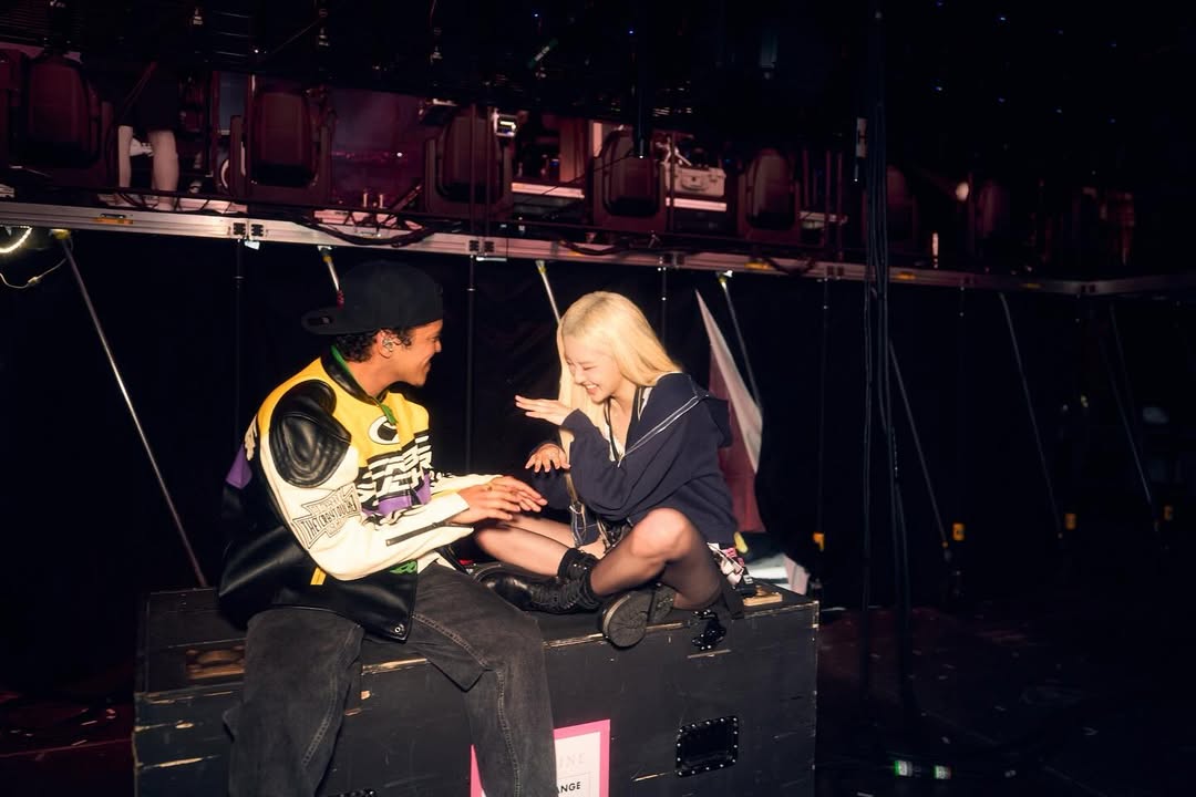 K-pop 第一人！ROSÉ、Bruno Mars 歌曲〈APT.〉勇奪 VMAs 年度歌曲大獎！