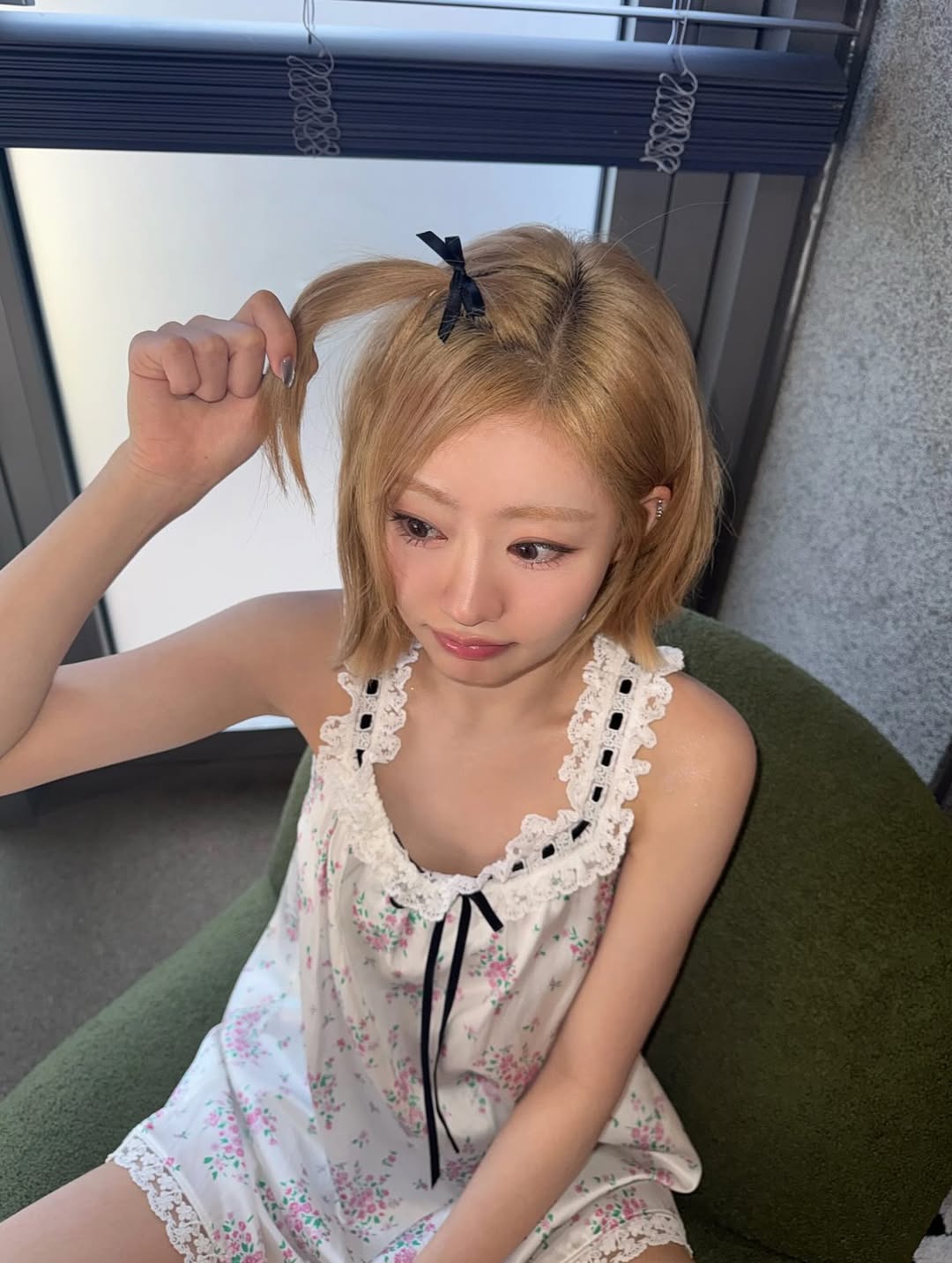 KISS OF LIFE 成員 Julie 監視器畫面遭外流　爆「秘戀小 3 歲男團成員」本尊首發聲