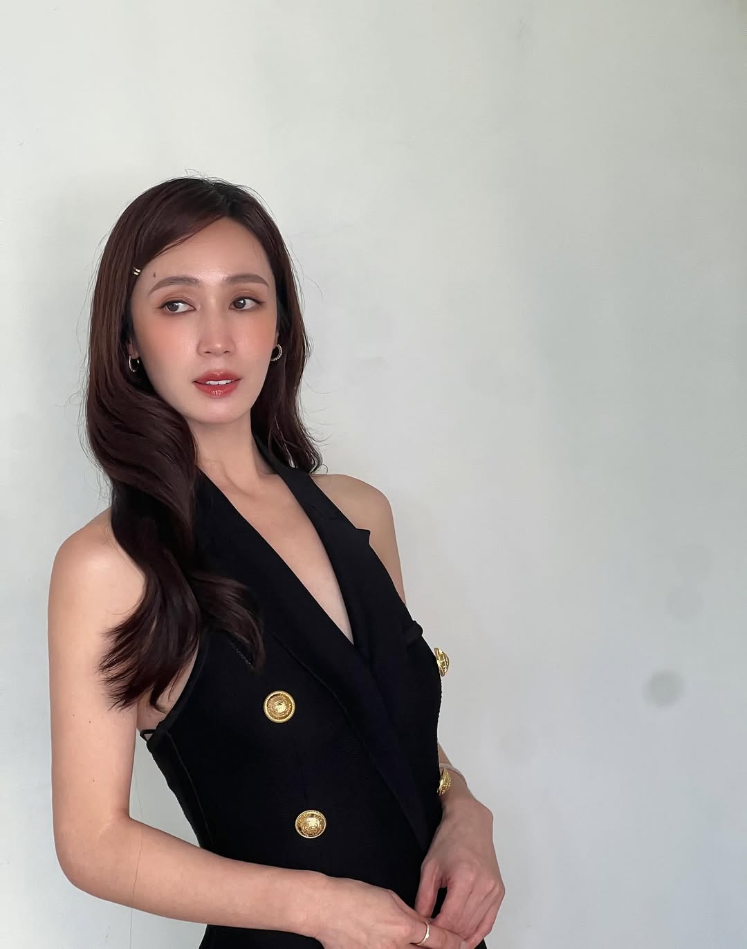 「小薰」瘦身 8 公斤解放比基尼！豐胸、纖腰、翹臀勾勒 S 型曲線，與辣妹閨蜜放飛自我！