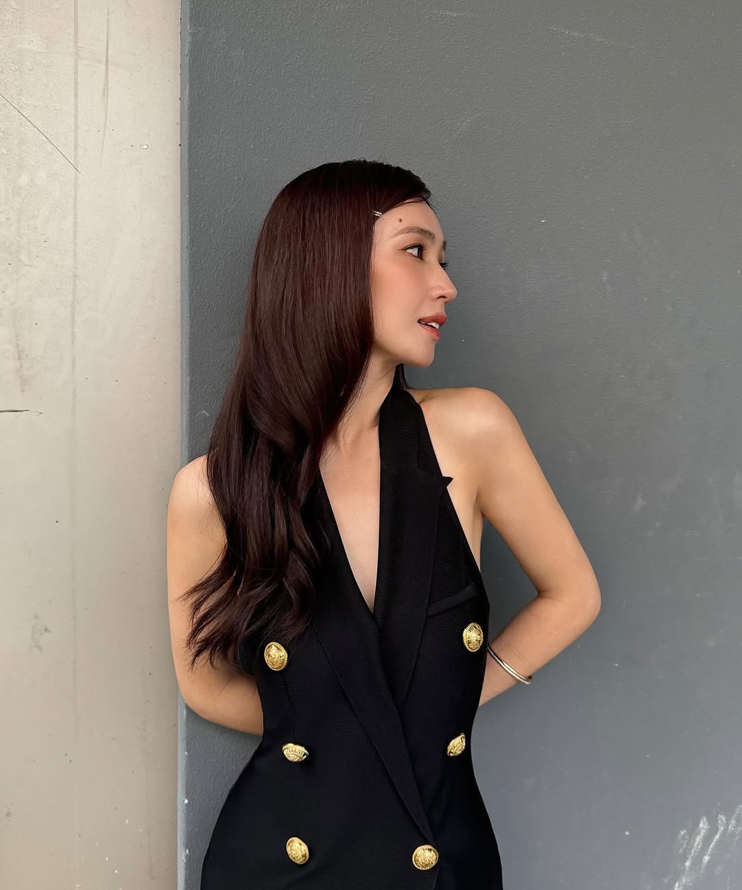 「小薰」瘦身 8 公斤解放比基尼！豐胸、纖腰、翹臀勾勒 S 型曲線，與辣妹閨蜜放飛自我！