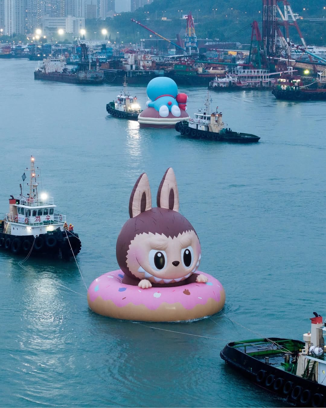 KAWS、奶昔大哥、哆啦A夢、Labubu首度同框「維港海上大巡遊」限時8天朝聖打卡去！