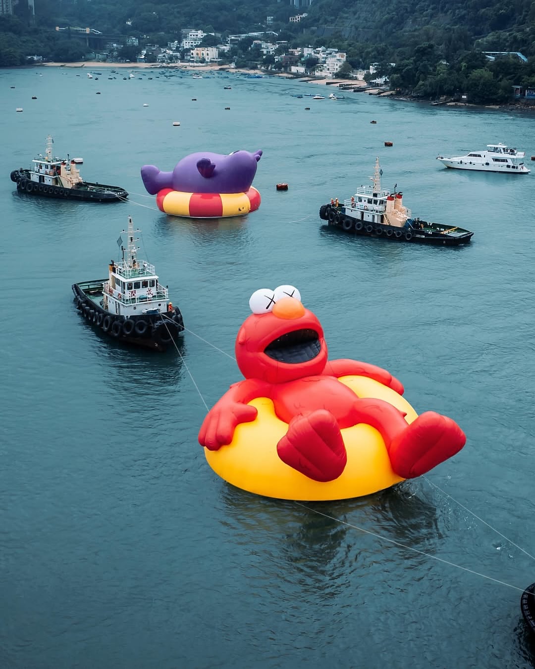 KAWS、奶昔大哥、哆啦A夢、Labubu首度同框「維港海上大巡遊」限時8天朝聖打卡去！