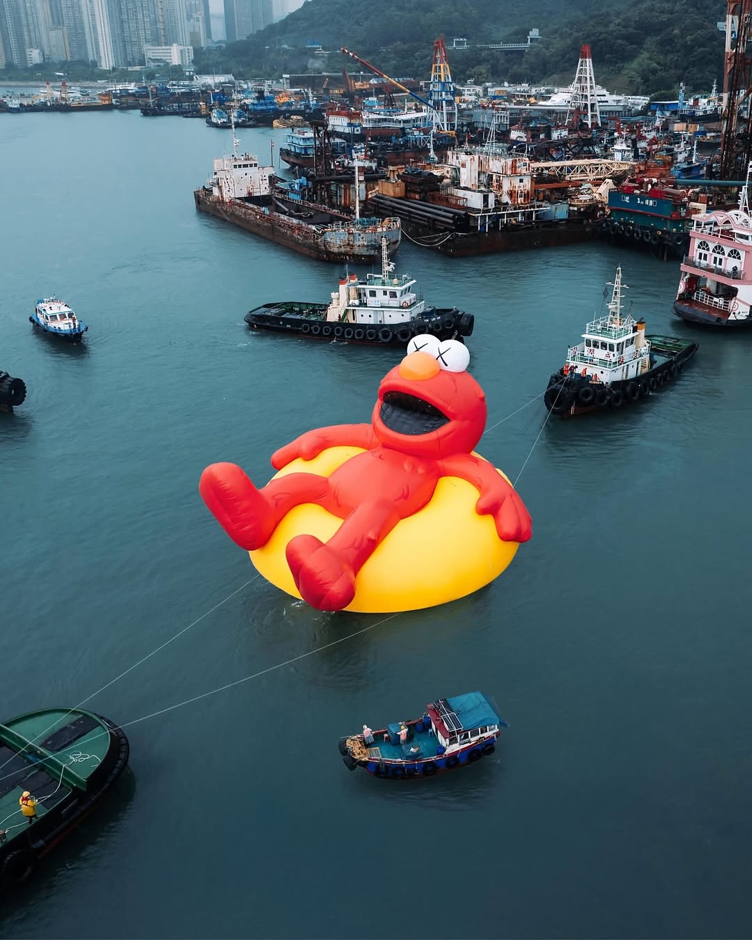 KAWS、奶昔大哥、哆啦A夢、Labubu首度同框「維港海上大巡遊」限時8天朝聖打卡去！