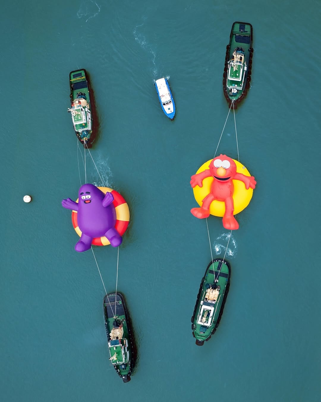 KAWS、奶昔大哥、哆啦A夢、Labubu首度同框「維港海上大巡遊」限時8天朝聖打卡去！