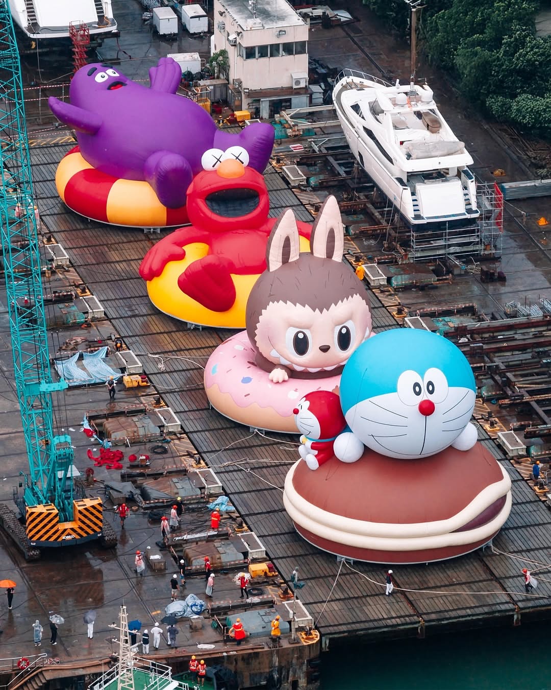 KAWS、奶昔大哥、哆啦A夢、Labubu首度同框「維港海上大巡遊」限時8天朝聖打卡去！