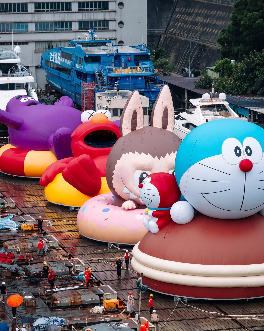 KAWS、奶昔大哥、哆啦A夢、Labubu首度同框「維港海上大巡遊」限時8天朝聖打卡去！