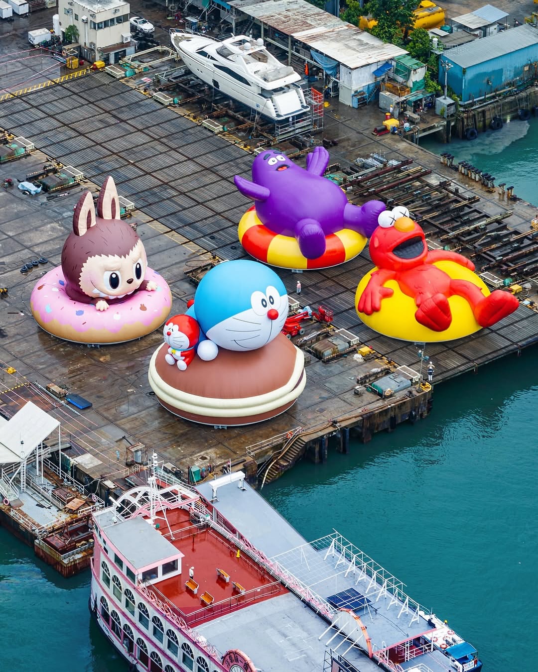 KAWS、奶昔大哥、哆啦A夢、Labubu首度同框「維港海上大巡遊」限時8天朝聖打卡去！