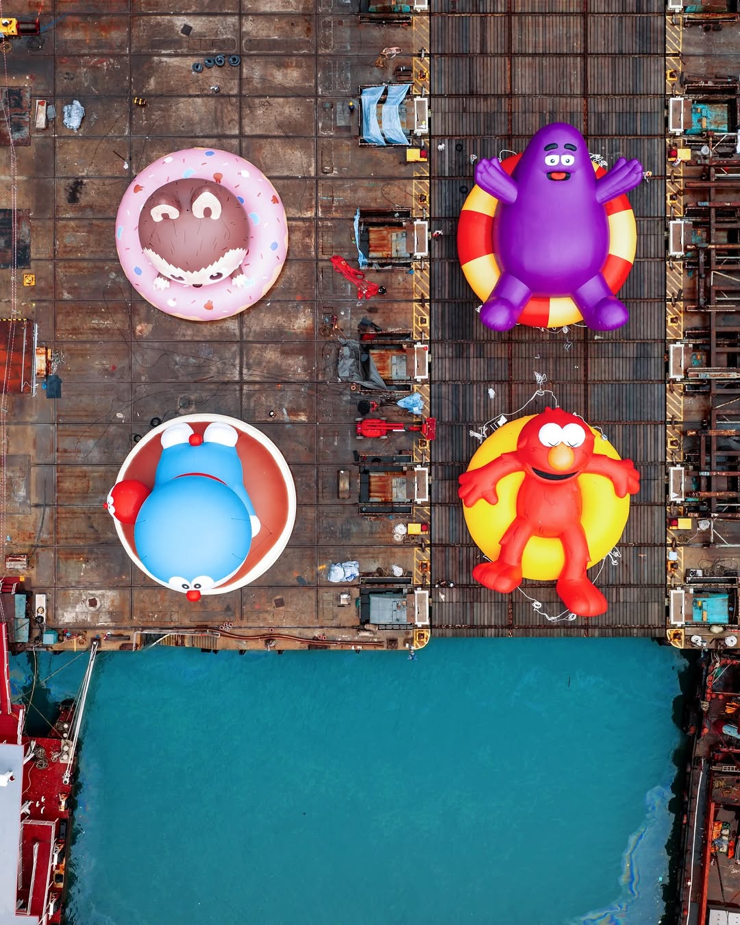 KAWS、奶昔大哥、哆啦A夢、Labubu首度同框「維港海上大巡遊」限時8天朝聖打卡去！