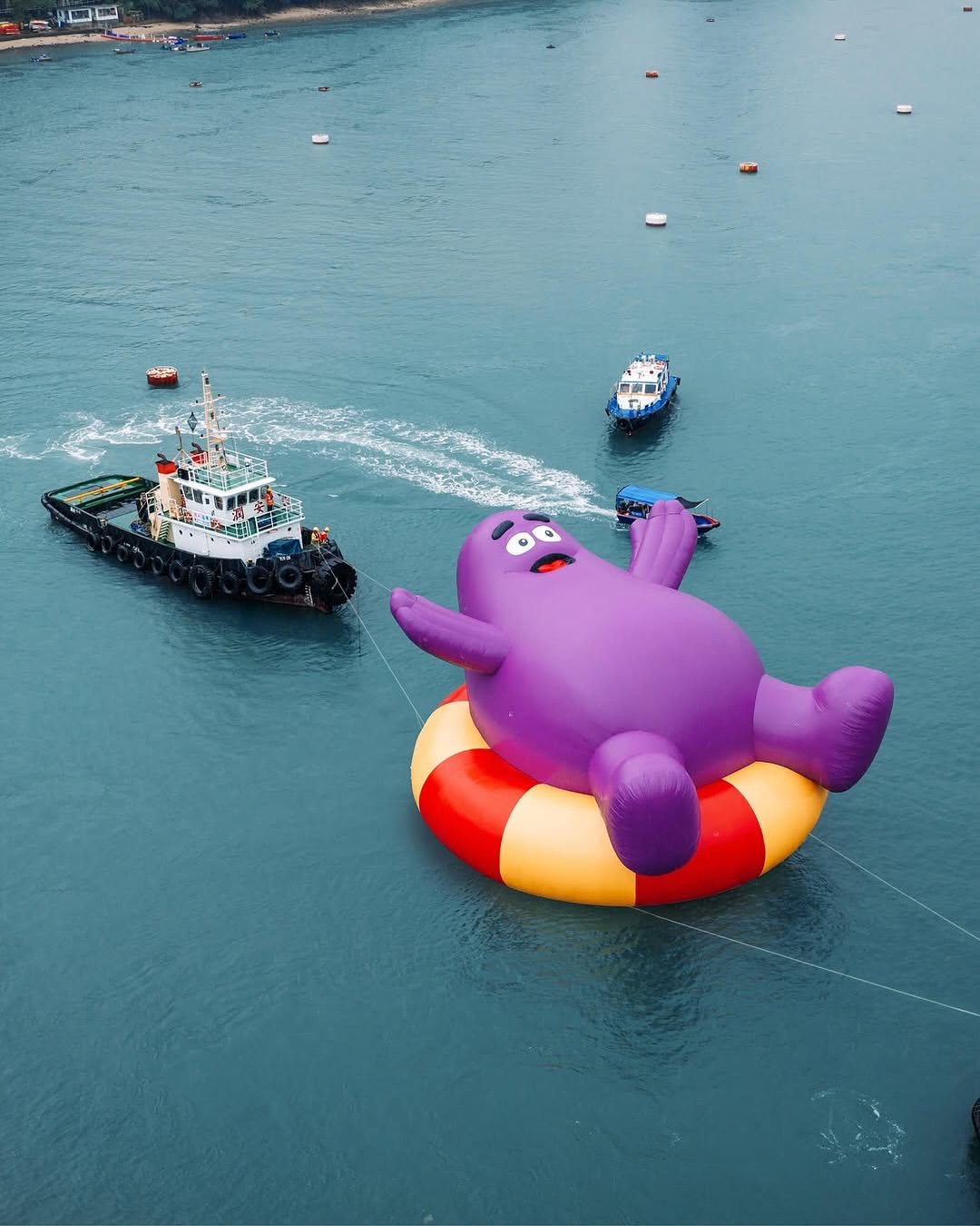 KAWS、奶昔大哥、哆啦A夢、Labubu首度同框「維港海上大巡遊」限時8天朝聖打卡去！