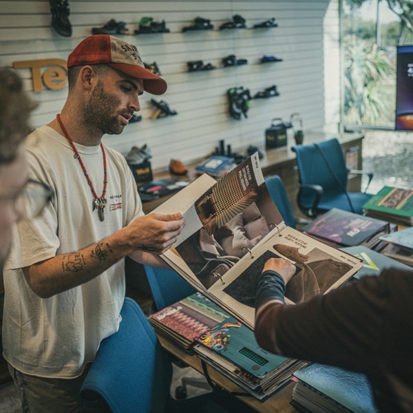 經典不只是復刻！Teva 聯手 Sean Wotherspoon ，限量系列翻玩出全新繽紛配色